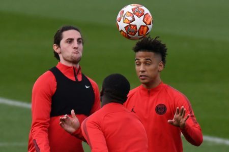 Thilo Kehrer (d) cabecea un balón durante un entrenamiento en Saint-Germain
