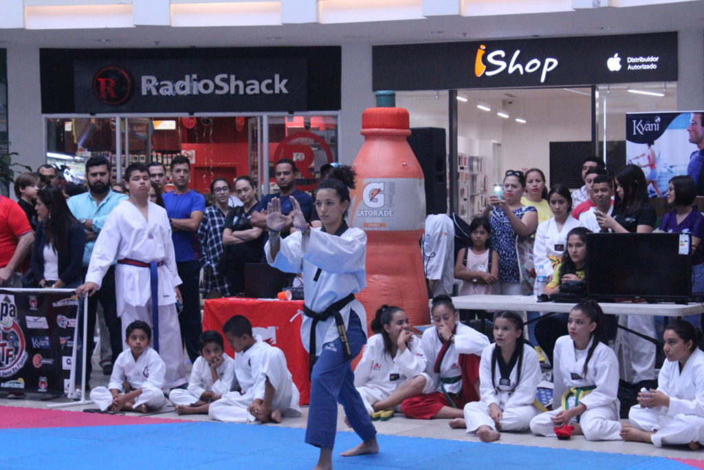 Riccy Talbott dio exhibición de taekwondo avanzado. Foto HSI/Mario Figueroa