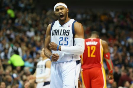 Vince Carter, # 25 de los Dallas Mavericks, durante el juego de la NBA contra los Houston Rockets 