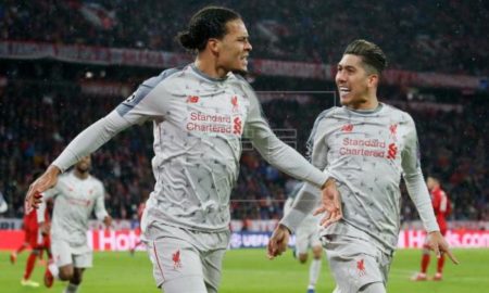 Virgil van Dijk (i) del Liverpool celebra tras anotar un gol