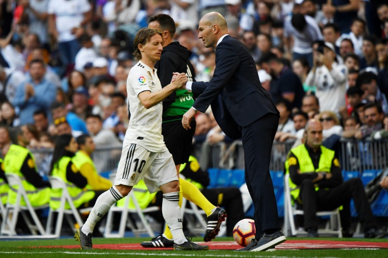 Zinedine Zidane (D) saluda al mediocampo croata del Real Madrid Luka Modric