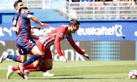 Álvaro Morata (d) cae durante la disputa del balón ante el jugador del Eibar Sergio Álvarez (i). Foto EFE
