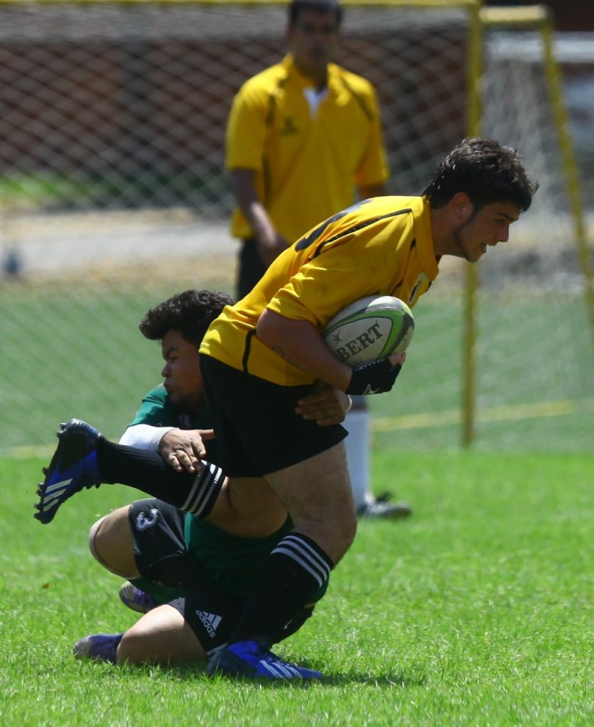 Acción de un partido de rugby entre Lecas y Maddogz en la Escuela Internacional Sampedrana. Foto OPSA