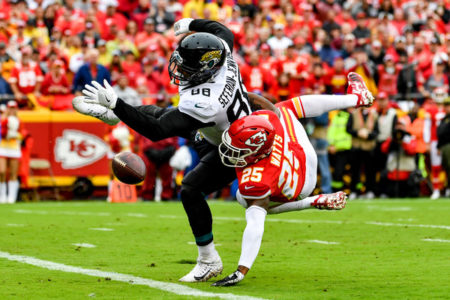 Armani Watts, 25 de los Chiefs defiende contra Austin Seferian-Jenkins