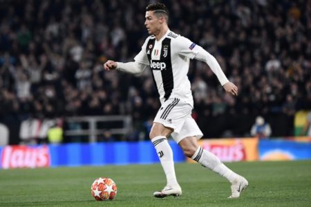 Cristiano Ronaldo conduce el balón durante el partido que la Juventus perdió finalmente contra el Ajax