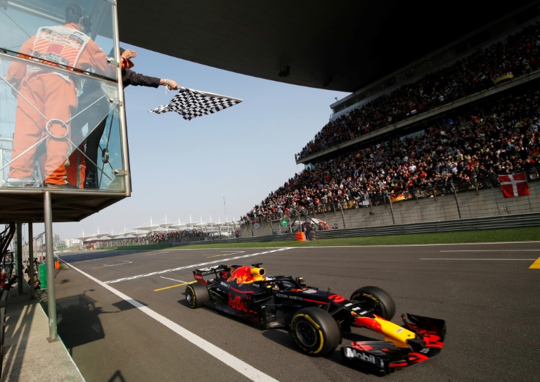 Daniel Ricciardo cruza victorioso la meta del anterior Gran Premio de China