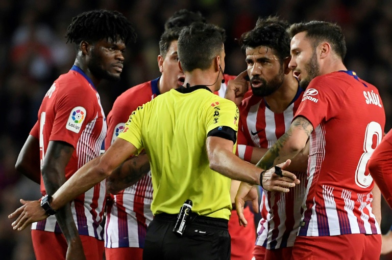 Ocho juegos de suspensión a Diego Costa por insultar y agarrar al árbitro