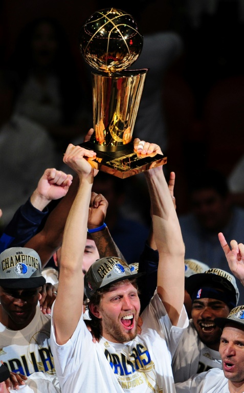 Dirk Nowitzki levanta el trofeo de campeones de la NBA junto a sus compañeros de los Dallas Mavericks