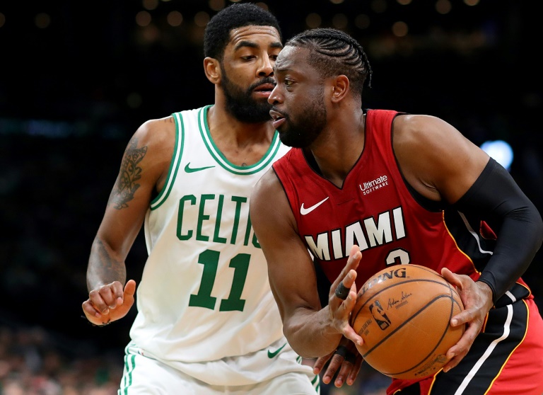 Dwyane Wade protege el balón ante Kyrie Irving durante el partido de la NBA entre los Celtics y los Miami Heat