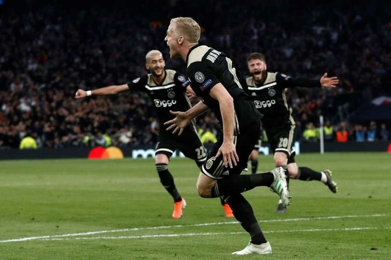 Ajax pega primero y sacude el nuevo estadio del Tottenham