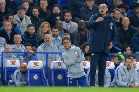 El entrenador del Chelsea, Maurizio Sarri, siguen un partido de la Premier League 