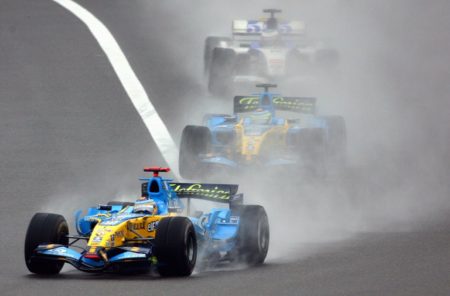 Fernando Alonso encabeza bajo la lluvia poco después de la salida el Gran Premio de China de Fórmula 1 de 2006. Foto Getty