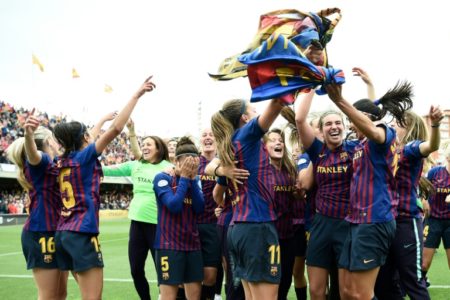 Las jugadoras del FC Barcelona celebran su triunfo en la semifinal de la Champions