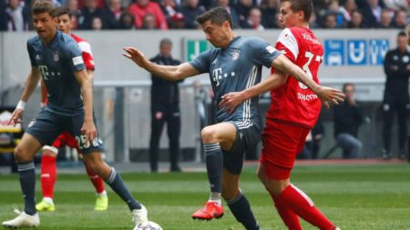 Lewandowski tuvo mucha marca pero logró ayudar al Bayern. Foto Reuters