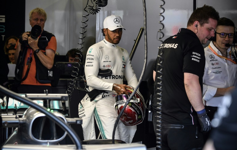 Lewis Hamilton (c) se prepara para los primeros entrenamientos del Gran Premio de F1