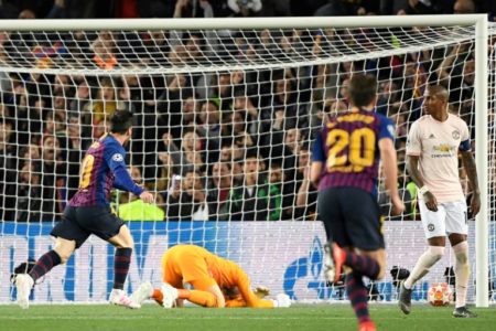 Lionel Messi (I) convierte el segundo gol de su equipo sobre el Manchester United