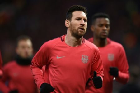 Lionel Messi calienta antes del partido de ida de cuartos de final de la Liga de Campeones