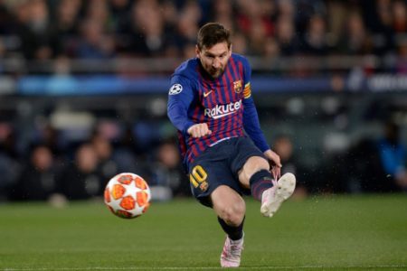 Lionel Messi chuta para marcar uno de sus goles al Manchester United