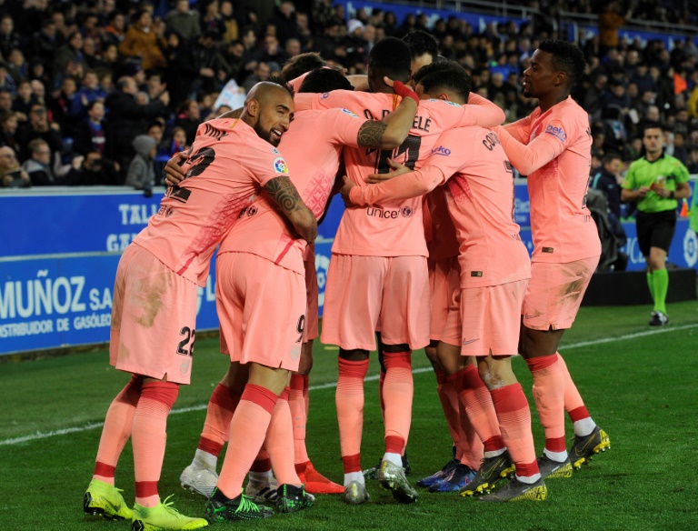 Los futbolistas del Barcelona festejan un gol en el partido de la Liga española