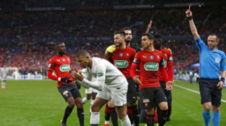 Mbappè es echado del juego con roja directa contra el Rennes. Foto