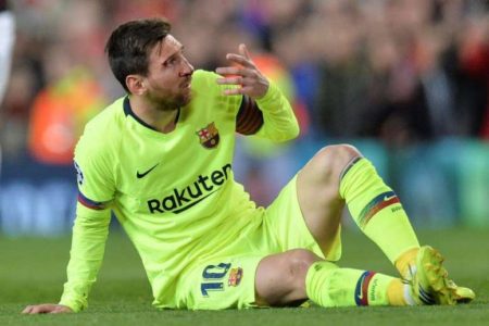Messi se llevó un fuerte golpe que no le impidió mandar en el césped. EFE