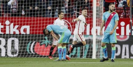 Munir El Haddadi (2d), del Sevilla FC, celebra su gol, el segundo del equipo ante el Rayo Vallecano