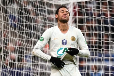 Neymar se lamenta por una ocasión fallada durante la final de la Copa de Francia 