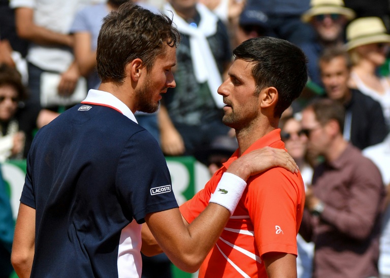 Djokovic cae cuartos a manos de Medvedev, Nadal eliminado por Fognini