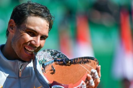 Rafael Nadal muerde el trofeo de campeón del Masters de Montecarlo tras su victoria sobre el japonés Kei Nishikori el 22 de abril de 2018
