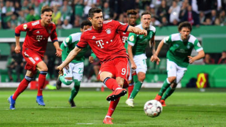 Robert Lewandowski de Bayern anota el 3-2 de ventaja a través de un penalti