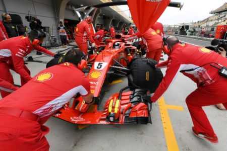 Sebastian Vettel es empujado al garaje de la escudería Ferrari