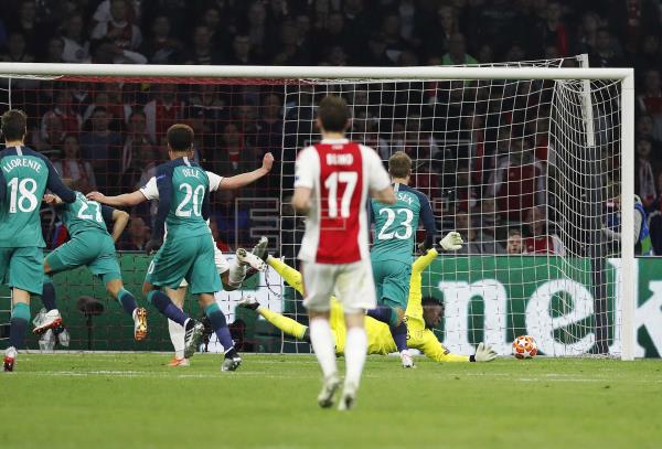 Andre Onana (atrás) de Ajax recibe un gol de Lucas Moura (2-i) de Tottenham