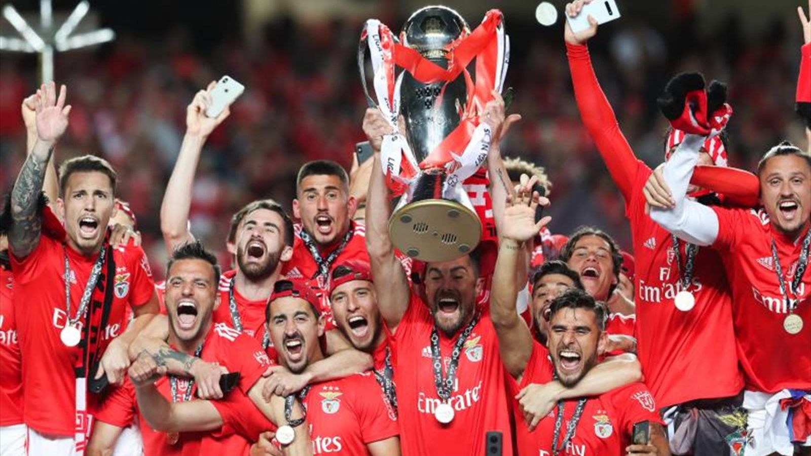 Benfica se corona campeón de Portugal tras pugna con el Porto