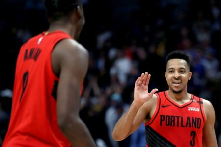 CJ McCollum (#3), de los Portland Trail Blazers, celebra con Al-Farouq Aminu (#8) 