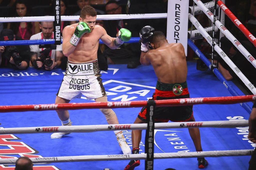 Saúl Álvarez y Daniel Jacobs dieron una buena pelea que ganó el mexicano. Foto AFP