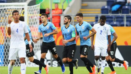 Uruguay se metió en la siguiente etapa gracias al triunfo sobre Honduras. Foto FIFA