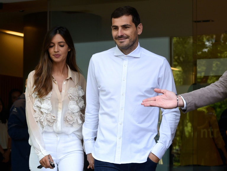 Iker Casillas y su esposa, Sara Carbonero, salen del hospital en que el futbolista se recuperó del infarto