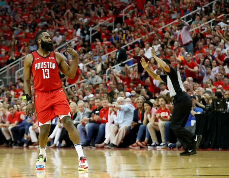 James Harden, # 13 de los Houston Rockets, celebra después de un tiro de tres puntos 