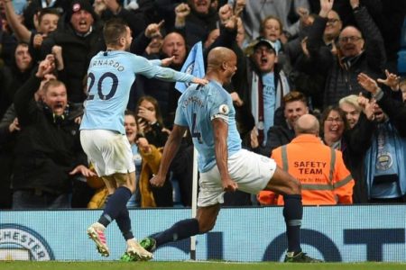 Kompany dio el triunfo al Manchester City. Foto AFP