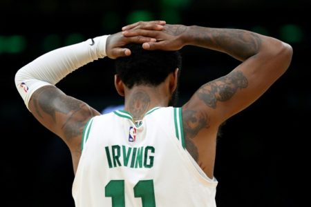 Kyrie Irving, de los Celtics, en el segundo tiempo del tercer partido de las semifinales
