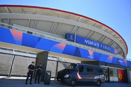 La Policía Nacional monta guardia el 30 de mayo de 2019 en el exterior del estadio Wanda Metropolitano de Madrid