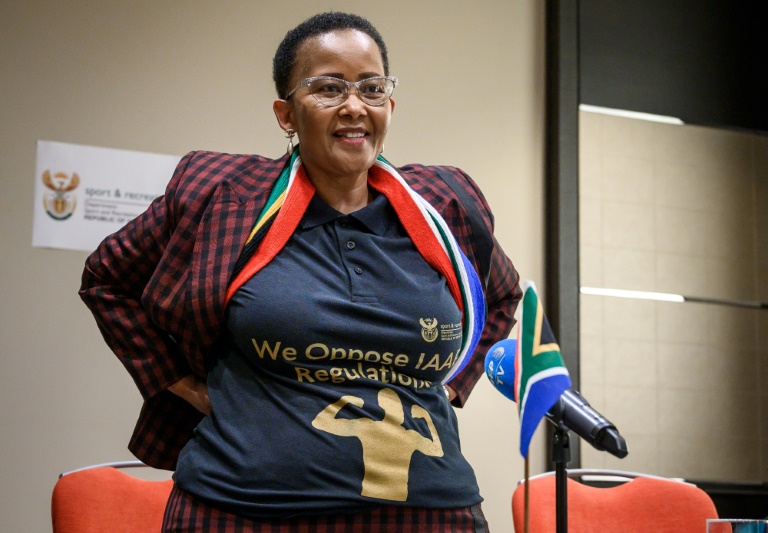 La ministra de Deportes de Sudáfrica, Tokozile Xasa, viste una camiseta con el mensaje Nos oponemos a las reglas de la IAAF