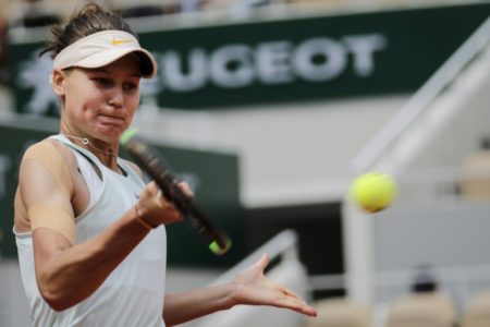 La tenista rusa Veronika Kudermetova juega contra la danesa Caroline Wozniacki