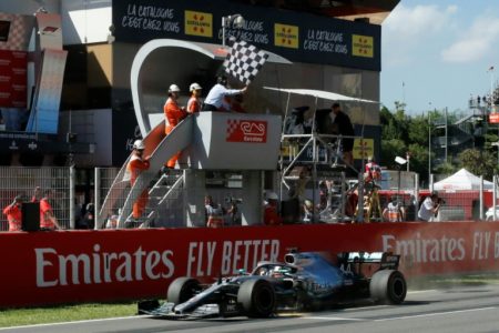 Lewis Hamilton (C) celebra la victoria en el Gran Premio de España