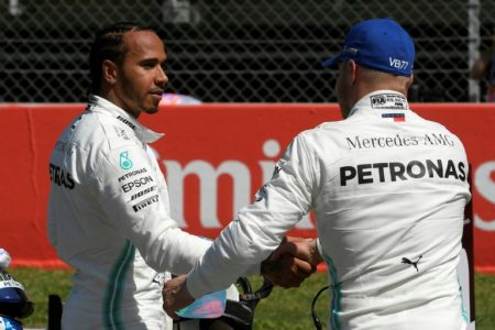 Lewis Hamilton (I), felicita a su compañero de Mercedes, el finlandés Valtteri Bottas