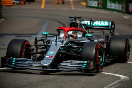 Lewis Hamilton (Mercedes) compite durante la sesión clasificatoria del Gran Premio de Mónaco