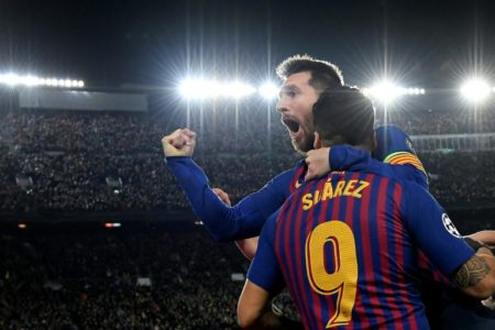 Lionel Messi celebra con Luis Suárez un gol marcado al Liverpool en la ida de las semifinales