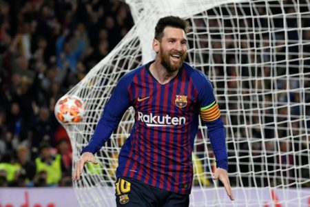 Lionel Messi sonríe tras marcar un gol al Liverpool en la ida de las semifinales