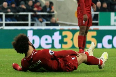 Mohamed Salah, cae tras lesionarse en un choque con el portero eslovaco Martin Dubravka