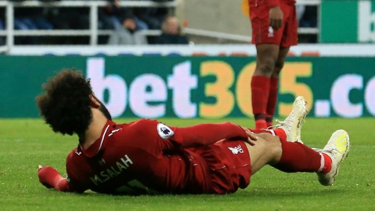Liverpool gana al Newcastle y duerme líder temiendo por Salah